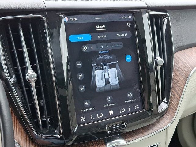 2022 Volvo XC60 B5 Momentum