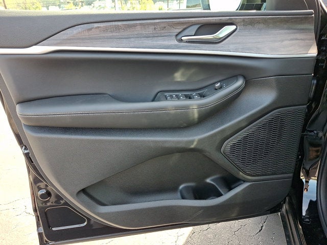 2027 Jeep Grand Cherokee Laredo Altitude