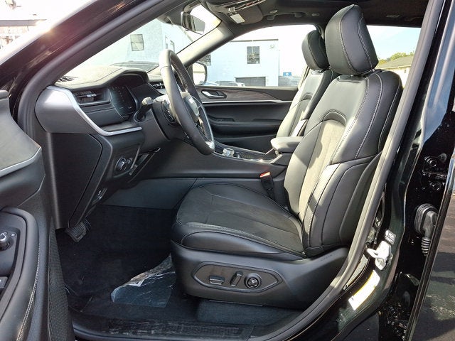 2027 Jeep Grand Cherokee Laredo Altitude